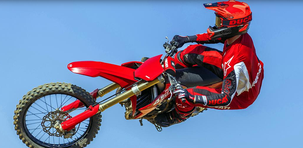 Ducatifahrer Stunt in der Luft