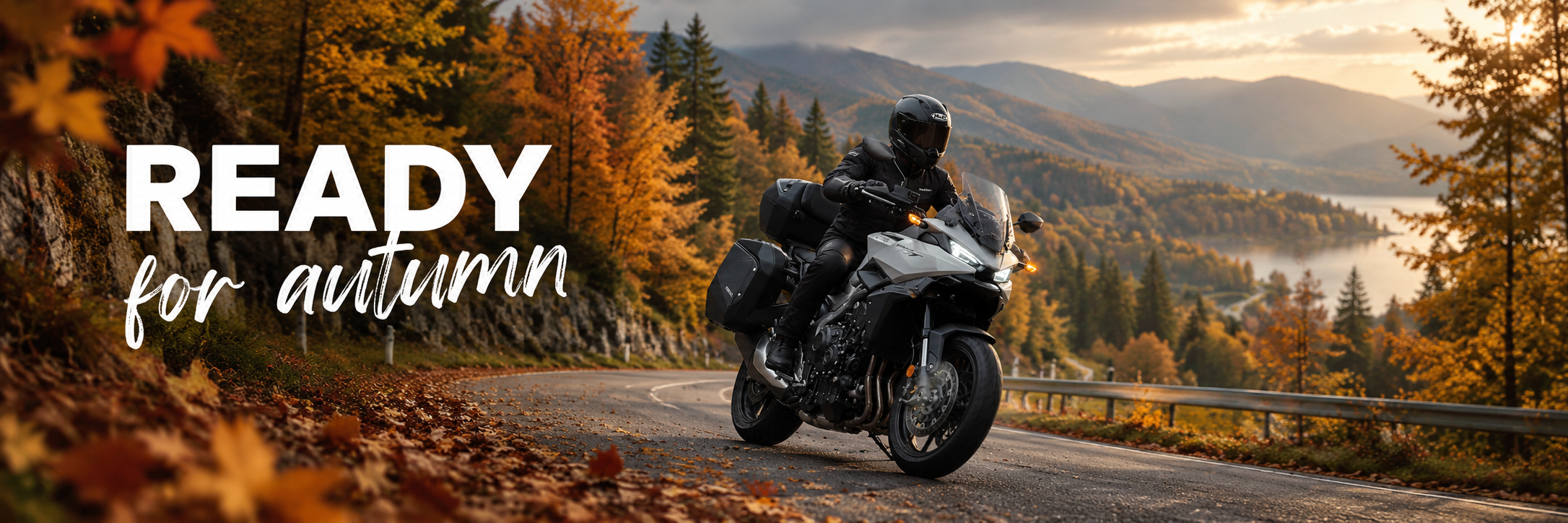 Ein Motorrad fährt in einer schönen Herbstlandschaft